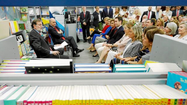 Rajoy y Fernández Díaz coincidieron ayer en la presentación del libro del ex ministro del Interior en Madrid. Foto: Jesús G. Feria