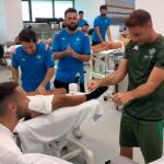 Joaquín, futbolista del Betis, haciendo el truco de magia