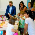 Ignacio Aguado, como vicepresidente de la Comunidad, y Begoña Villacís, como vicealcaldesa, acudieron ayer a varias guarderías con motivo de la inauguración del curso escolar