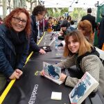 La actriz y directora Leticia Dolera se hace una foto con una lectora / EP