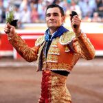 El diestro Paco Ureña con los trofeos conseguidos ante el primero de su lote durante la corrida celebrada esta tarde en la plaza de Vistalegre