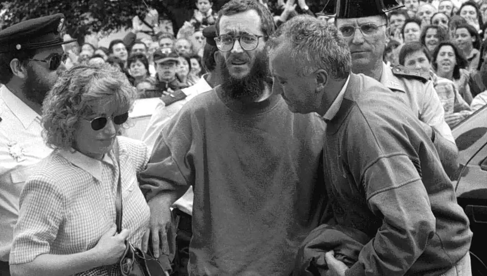 Ortega Lara tras ser liberado por la Guardia Civil el 1 julio de 1997. (AP Photo/El Mundo, Tono Gallego)