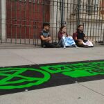 Activistas encadenados a las puertas del Palacio de San Telmo para exigir "justicia climática"/ EP