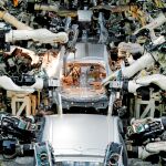 Ese mayor uso de robots también redujo los salarios en un 0,4%