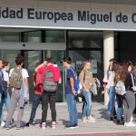 Alumnos de la UEMC en la entrada a la Universidad