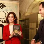 Imagen de Ayuso con el libro que le ha regalado Aguado