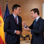 Pedro Sánchez y Pablo Casado, en la ultima reunión que mantuvieron en el Congreso de los Diputados el pasado martes. Casado rechazó una «abstención técnica» del PP