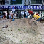 Los vecinos de Arganda del Rey trataban ayer de retirar con cubos y palas el granizo