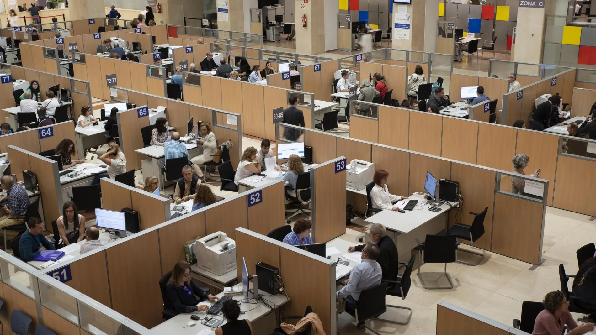 Sánchez contempla resucitar los «viernes sociales» con la subida a los funcionarios antes del 10-N