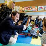 El presidente de la Junta de Castilla y León, Alfonso Fernández Mañueco, visita la Escuela Infantil de Otero de Herreros (Segovia) junto a la consejera de Familia e Igualdad de Oportunidades, Isabel Blanco