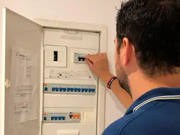 Cuadro eléctrico donde se puede observar la pestaña que tiene que subir el usuario para que vuelva la luz / Foto: La Razón Cuadro eléctrico donde se puede observar la pestaña que tiene que subir el usuario para que vuelva la luz / Foto: La Razón