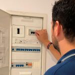 Cuadro eléctrico donde se puede observar la pestaña que tiene que subir el usuario para que vuelva la luz / Foto: La Razón