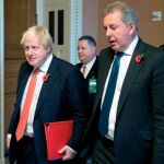 Kim Darroch junto a Boris Johnson