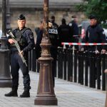 Un agente controla el perímetro de seguridad en la prefectura de Policía, en PArís