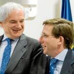 El nuevo presidente de CEIM, Miguel Garrido, junto a Martínez-Almeida / Foto: Luis Díaz