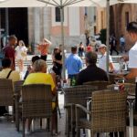 Un camarero atiende una terraza en Valencia