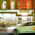 En la sede de Ferraz se desplegó ayer una pancarta en la que se podía leer «¿Y ahora? Avanzar». El partido se presentará el 10-N como garante de estabilidad. Foto: Cipriano Pastrano
