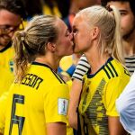 Magdalena Eriksson (izquierda) y Pernille Harder (derecha) se funden en un beso tras lograr Suecia la clasificación a cuartos de final ante Canadá
