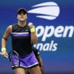 Andreescu celebra un punto en la final ante Serena Williams