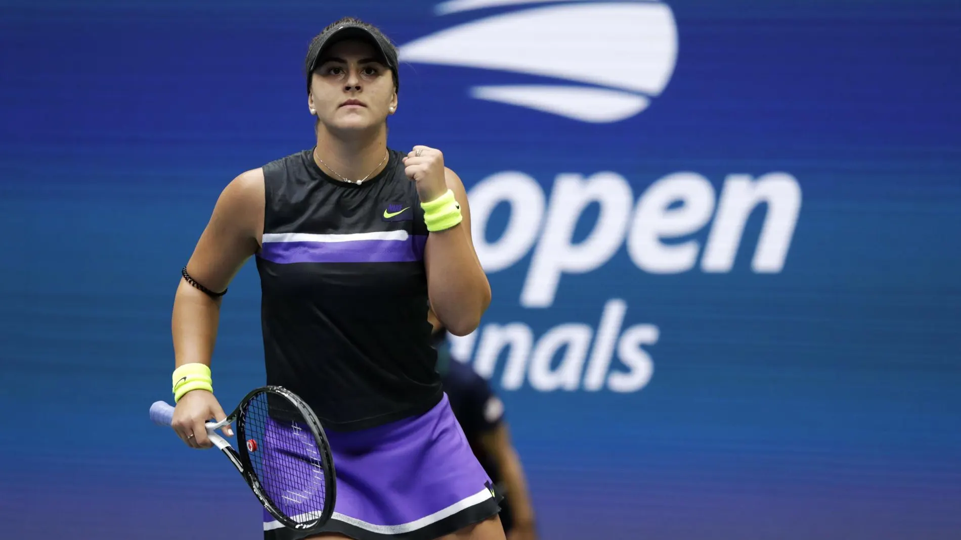 Andreescu celebra un punto en la final ante Serena Williams