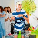 Los electrodos del casco detectan la actividad eléctrica del cerebro que permiten recibir la orden de que el paciente quiere caminar