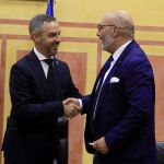 El consejero de Hacienda, Industria y Energía de la Junta de Andalucía, Juan Bravo, junto al portavoz parlamentario de Vox, Alejandro Hernández /Foto: Manuel Olmedo