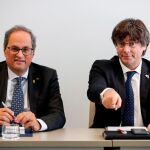 Quim Torra (i), y su antecesor en el cargo, Carles Puigdemont. EFE/Stephanie Lecocq