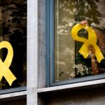Un trabajador del departamento de Agricultura retira el lazo amarillo de la ventana esta mañana.