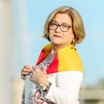 María Grima posa con un pañuelo con la bandera de España similar al que llevaba el lunes en el momento en el que fue agredida en el centro de su ciudad. Foto: Shooting