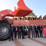 El alcalde de Sevilla, Juan Espadas, junto al consejero delegado de Atlantic Cooper, Javier Targuetta entre otras personalidades delante del Palacio de Exposiciones y Congresos de Sevilla (Fibes) / Foto: KE IMAGEN