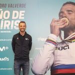 Alejandro Valverde, junto al cartel promocional del documental "Un año de arcoíris"
