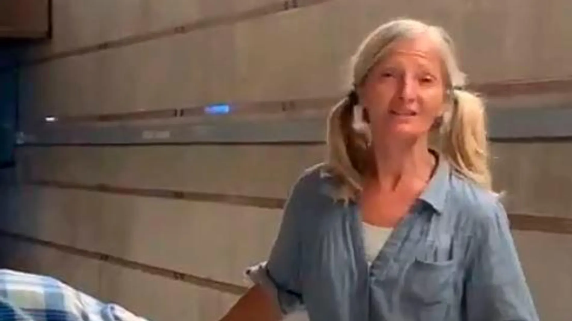 Emily Zamourka, de 52 años, vive en la calle a pesar de su talento para la música