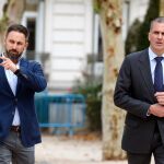 El líder de Vox, Santiago Abascal (izda), y el secretario general de la formación, Javier Ortega Smith