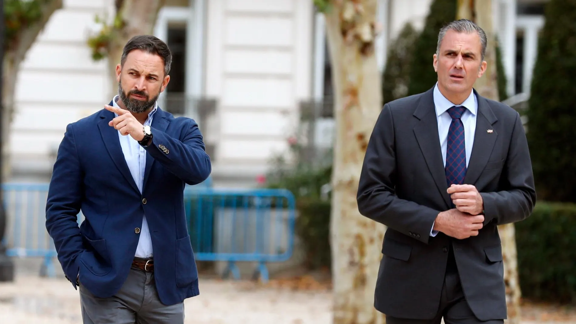 El líder de Vox, Santiago Abascal (izda), y el secretario general de la formación, Javier Ortega Smith