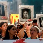 Centenares de personas en la céntrica Via Laietana de Barcelona en protesta por la sentencia del procés en la que se condena a los líderes independentistas a penas de entre 9 y 13 años por un delito de sedición