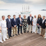 Los Reyes Eméritos con Doña Elena posan con el Juan Sebastián Elcano y sus oficiales en Sanxenxo