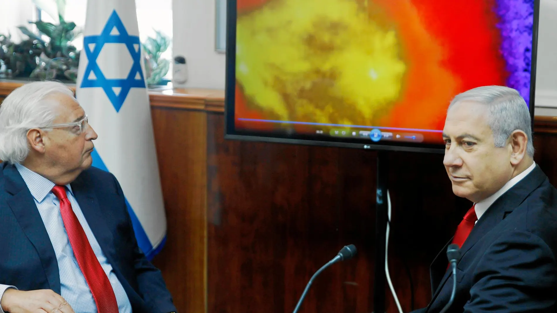 Netanyahu junto al embajador de EE UU en Israel, David Friedman, observan la prueba de un nuevo escudo antimisiles israelí