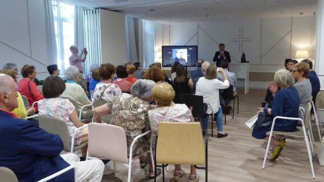 Un grupo de visitantes durante una de las charlas de la jornada