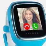 El reloj inteligente integra un teléfono que alerta a los padres si el niño sale del área fijada.