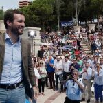 La presidenta del PPCV, Isabel Bonig, junto al líder nacional de su partido, Pablo Casado, en un mitin que la formación celebró ayer en Benidorm. LA RAZÓN