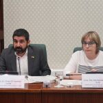 El conseller de Trabajo, Asuntos Sociales y Familias del Govern, Chakir el Homrani, durante la presentación del informe en el Parlament