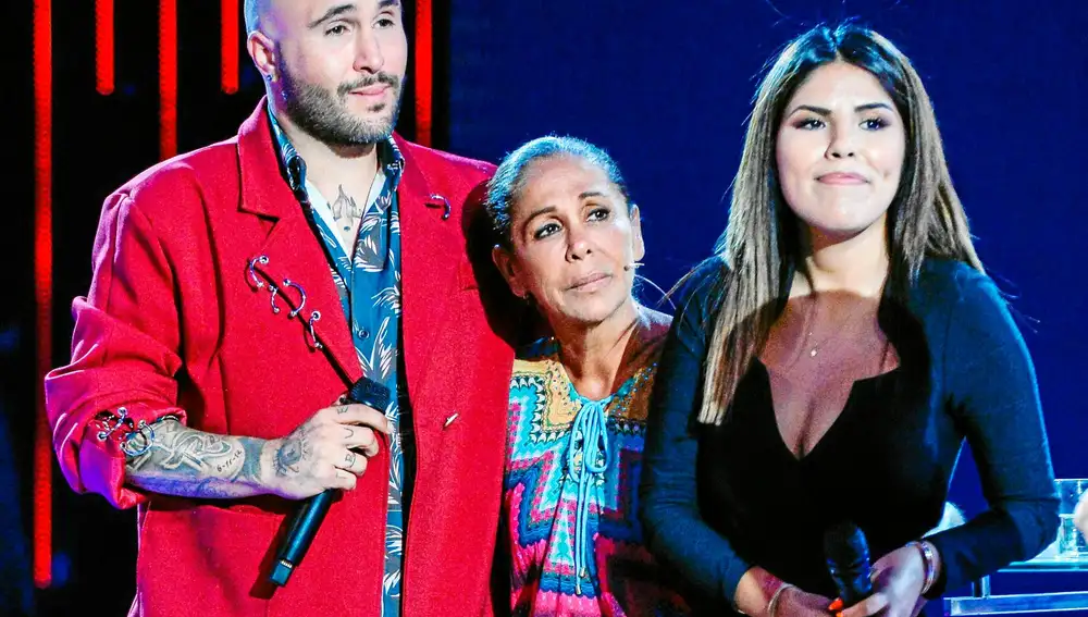Isabel Pantoja, junto a Kiko e Isa, tras volver de su aventura de supervivencia en Honduras. Los hijos de la artista se mostraron muy cariñosos en público a pesar del distanciamiento existente entre ellos desde hace algún tiempo.