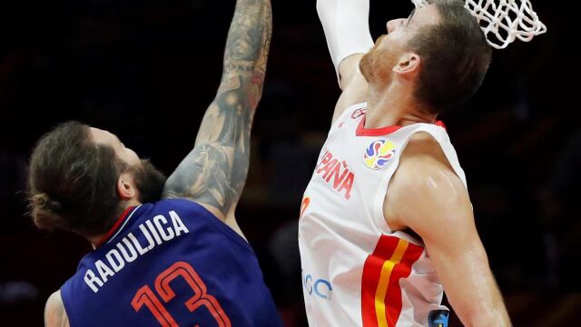 Claver, el mejor de España ante Serbia, coloca un tapón a Raduljica