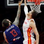 Claver, el mejor de España ante Serbia, coloca un tapón a Raduljica