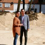 La alcaldesa de Móstoles, Noelia Posse, ayer, durante su visita al parque Euskadi 3