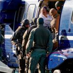 Las Fuerzas de Seguridad alemanas escoltan a Stephan Balliet tras el atentado en la sinagoga de Halle el pasado octubre/EFE