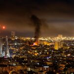 Imagen de uno de los fuegos prendidos durante los disturbios en Barcelona la noche del viernes
