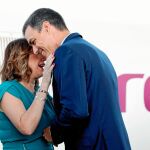 El presidente Sánchez saluda a la secretaria general de los socialistas andaluces, Susana Díaz, en la inauguración del AVE a Granada
