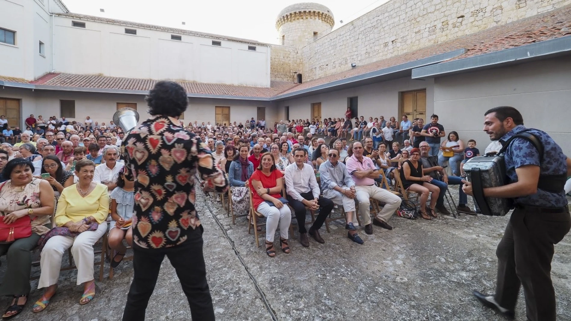 Actuación de Fetén Fetén en el castillo de Torrelobatón
