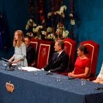 La princesa Leonor pronuncia su discurso por primera vez en la ceremonia de entrega de los Premios Princesa de Asturias 2019, este viernes en el Teatro Campoamor de Oviedo. Junto a ella, los reyes Felipe y Letizia y la infanta Sofía. EFE/ Ballesteros